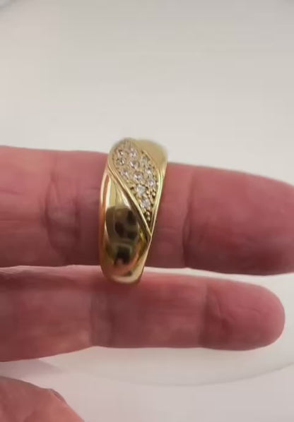 Anillo de compromiso tres piedras.