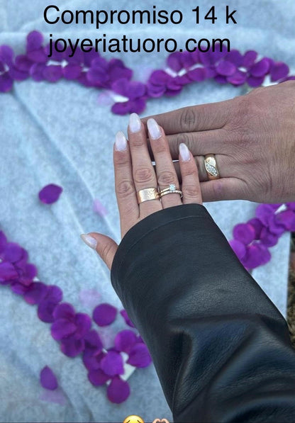 Anillo de compromiso tres piedras.